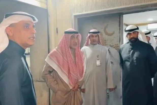 صورة بثتها وزارة الداخلية الكويتية يظهر فيها الشيخ فهد يوسف الصباح النائب الأول لرئيس مجلس الوزراء ووزير الداخلية يشرف على عملية ضبط العصابة  (الداخلية الكويتية)