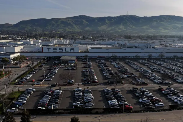 مصنع «تسلا» في فريمنت بكاليفورنيا (أ.ف.ب)