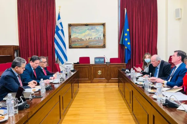 لجنة برلمانية ليبية معنية بملف الأموال المجمدة في لقاء سابق مع رئيس لجنة الدفاع بالبرلمان اليوناني يناير الماضي (مجلس النواب)