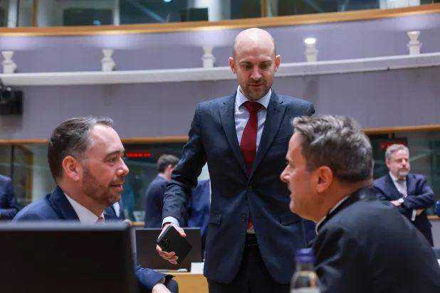 وزير الخارجية الفرنسي جان نويل بارو (وسط) متحدثاً إلى نظيريه البلجيكي مكسيم بريفو (يسار) واللوكسمبورغي كزافيه باتيل يوم 29 يناير بمناسبة انعقاد اجتماع وزراء خارجية الاتحاد الأوروبي في بروكسل (إ.ب.أ)