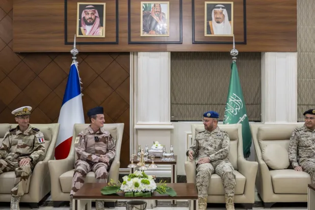 الفريق الأول الركن فياض الرويلي خلال استقباله الفريق الأول فابيان موندون في الرياض (واس)