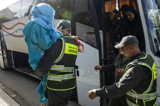 السلطات المغربية أجلت أكثر من 50 ألف شخص بعد أن هددت فيضانات ناجمة عن هطول أمطار غزيرة بإغراق مدينة القصر الكبير (أ.ف.ب)