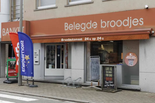 مقهى شهد شراء مجموعة من الأصدقاء جميعهم من بلدة زينغم البلجيكية لبطاقة يانصيب فازت بالجائزة الكبرى في سحب «يورومليونز» (أ.ف.ب)