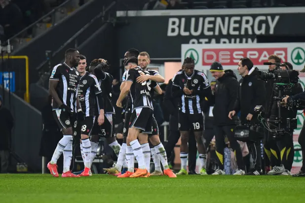 احتفالية لاعبي أودينيزي بالفوز على روما (إ.ب.أ)