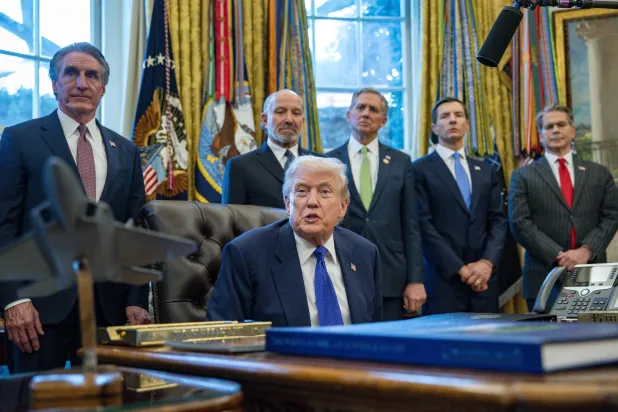 ترمب وخلفه عدد من الوزراء والمسؤولين في فريق عمله أثناء إعلانه عن إنشاء احتياطي للمعادن الحيوية (إ.ب.أ)