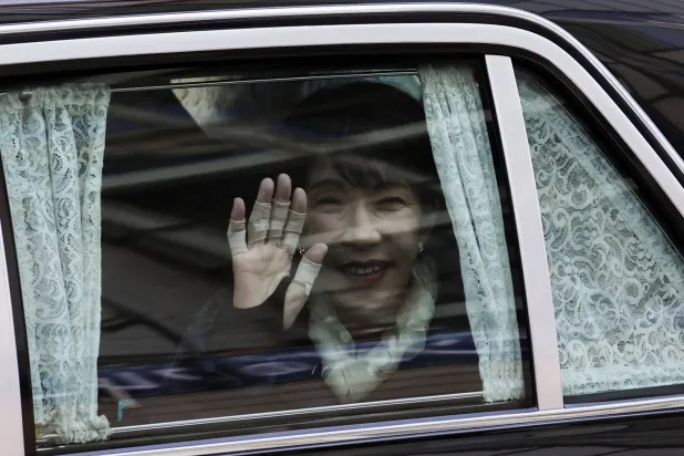 رئيسة وزراء اليابان ساناي تاكايتشي تحيي أنصارها خلال حدث انتخابي في العاصمة طوكيو (رويترز)