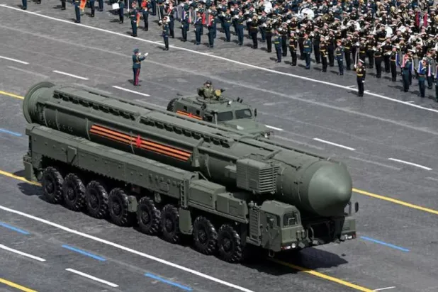 صاروخ روسي خلال عرض عسكري في موسكو (أرشيفية - رويترز)