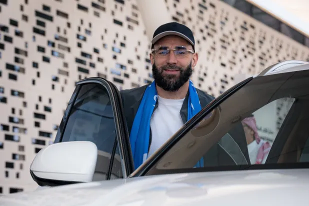 كريم بنزيمة في طريقه إلى العاصمة الرياض (نادي الهلال)