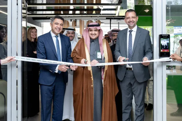 من اليمين محمد شاهين رئيس «شنايدر إلكتريك» في السعودية وباكستان واليمن والبحرين وثامر الغفيص مدير الاستثمارات في الطاقة ووليد شيطا رئيس «الشرق الأوسط وأفريقيا» في «شنايدر إلكتريك»