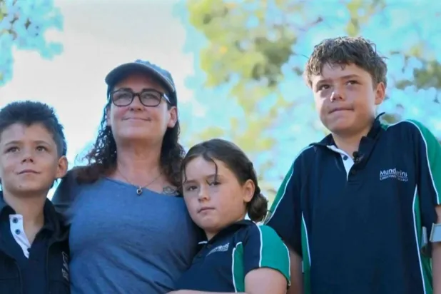 المراهق أوستن أبيلبي (اليمين) مع عائلته في كويندالوب غرب أستراليا (أ.ب)