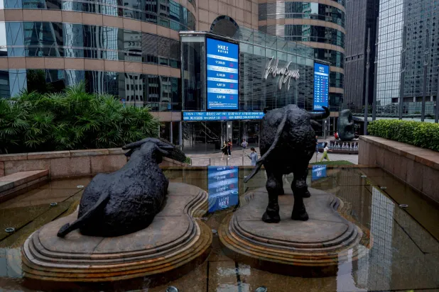 مقر البورصة في جزيرة هونغ كونغ الصينية (رويترز)