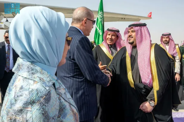 الرئيس التركي رجب طيب إردوغان، والوفد المرافق له، يصل إلى الرياض ونائب أمير منطقة الرياض في مقدمة مستقبليه (واس)