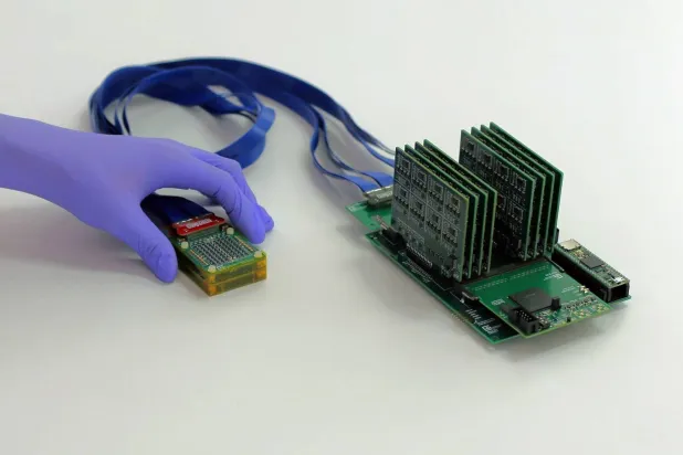 الجهاز المبتكر متصل بوحدة معالجة بحجم قريب من الهاتف الذكي (معهد ماساتشوستس للتكنولوجيا)