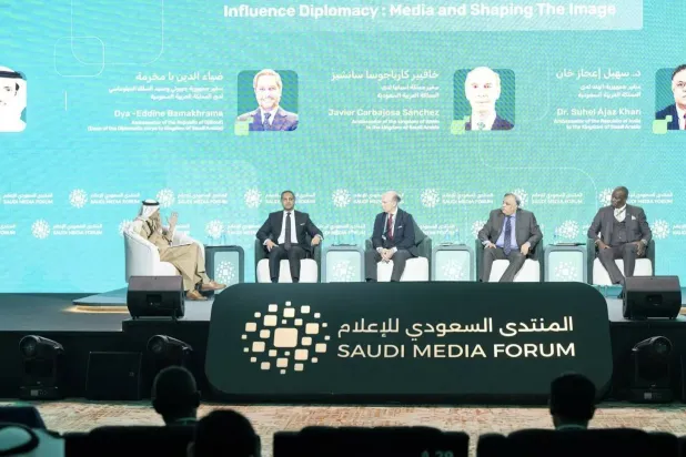 سلّط دبلوماسيون وخبراء في الصناعة الإعلامية الضوء على معالم «القوة الناعمة» (واس)