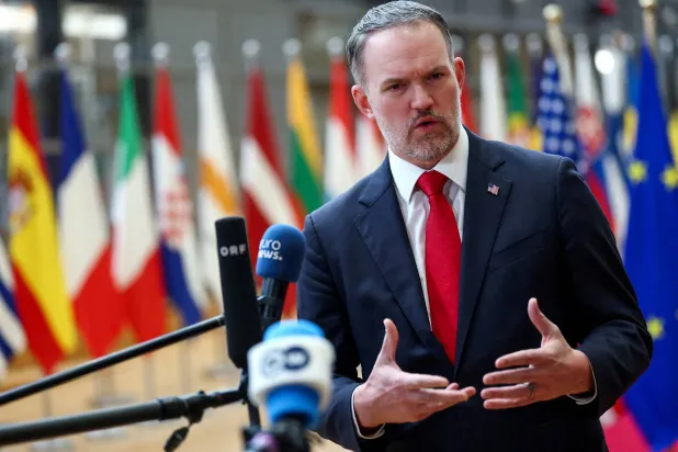 جيمسون غرير يتحدث إلى الإعلام خلال مأدبة عمل مع وزراء التجارة الأوروبيين في بروكسل يوم 24 نوفمبر 2025 (رويترز)