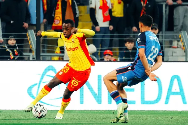 سعود عبد الحميد في إحدى مباريات الفريق (نادي لانس)