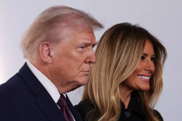 الرئيس الأميركي دونالد ترمب مع زوجته ميلانيا خلال العرض الأول للوثائقي الخاص بها بعنوان «ميلانيا» (رويترز)