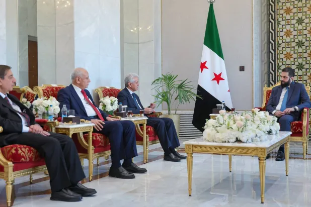 جانب من لقاء الرئيس الشرع وفد «المجلس الوطني الكردي» الثلاثاء (حساب الرئاسة) 