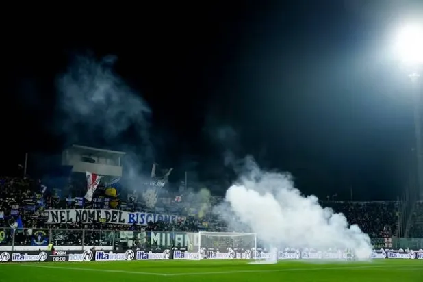 مشجعو إنتر ألقوا مقذوفات باتجاه حارس كريمونيزي في كريمونا (رويترز)