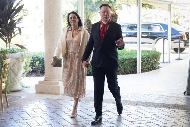 إيلون ماسك وسيدة الأعمال شيفون زيليس في بالم بيتش بولاية فلوريدا الأميركية (أ.ف.ب)