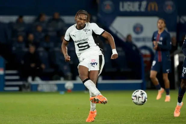 ليفربول نجح في التعاقد مع مدافع رين الفرنسي جاكيه لكن اللاعب سيستمر مع فريقه حتى نهاية الموسم (غيتي)