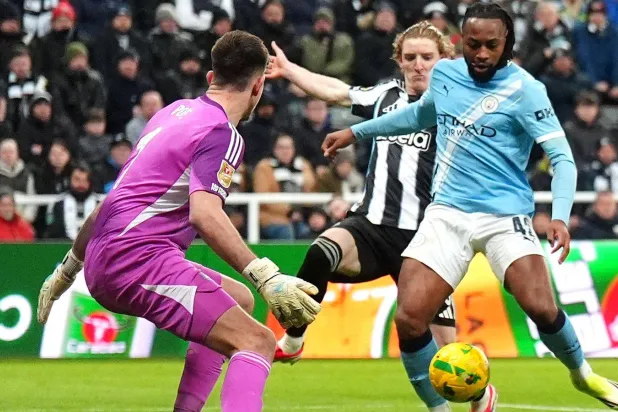 سيمينيو (يمين) يسجل هدف سيتي الأول في مرمى نيوكاسل خلال مواجهة الذهاب (رويترز)