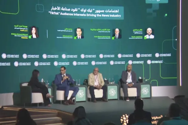 أكدت الجلسة الحوارية أن المؤسسات الإعلامية تتحمل مسؤولية إيصال الأخبار بشكل احترافي (المنتدى السعودي للإعلام) 