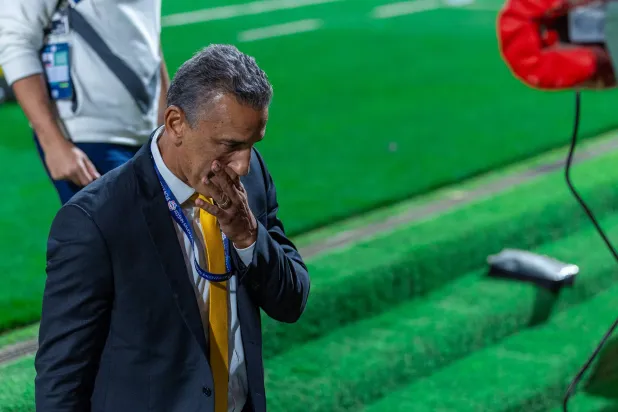 شاموسكا مدرب فريق التعاون (تصوير: عيسى الدبيسي)