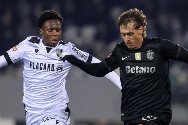 عمر كامارا «يسار» لاعب فيتوريا غمياريش (فوت ميركاتو)