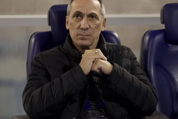 اليوناني دونيس مدرب فريق الخليج (تصوير: نايف العتيبي) 