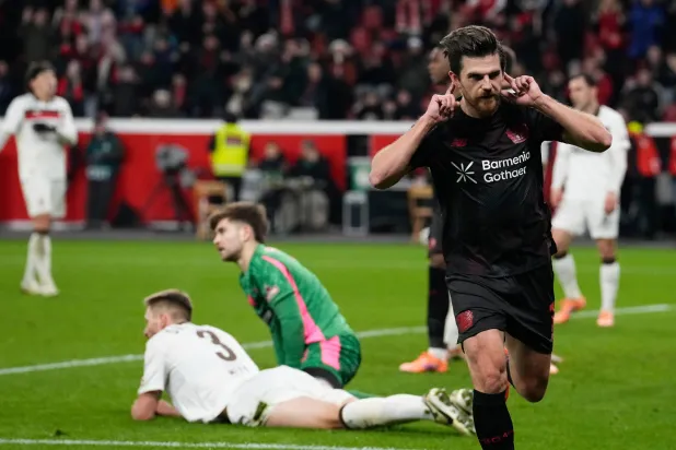 البديل يوناس هوفمان يحتفل بثالث أهداف ليفركوزن في سانت باولي (أ.ب)