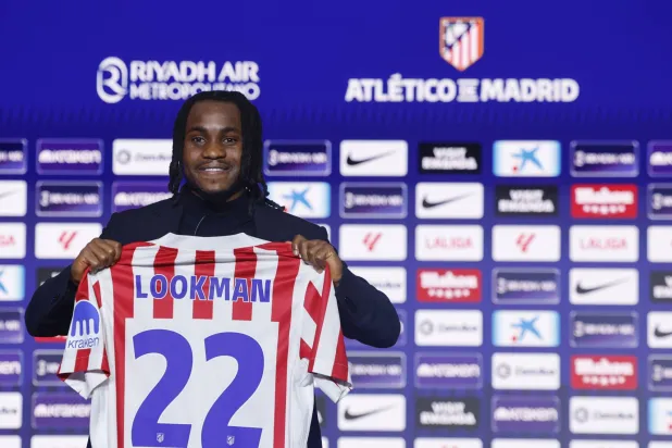 النيجيري الجديد أديمولا لوكمان لدى تقديمه لاعباً في أتلتيكو مدريد (إ.ب.أ)