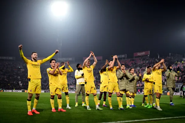 لاعبو ميلان يحيون جماهيرهم الزائرة بعد الفوز على بولونيا في ملعبه (رويترز)