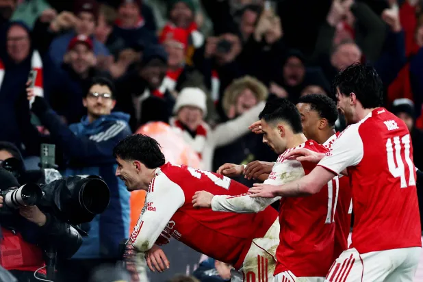 الألماني كاي هافيرتز يتلقى تهنئة زملائه بهدف الفوز القاتل في مرمى تشيلسي (رويترز)