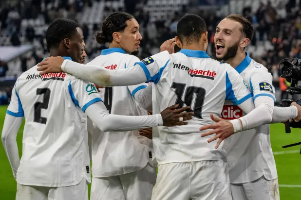 فرحة لاعبي أولمبيك مرسيليا بالفوز على رين (أ.ف.ب)