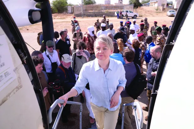 
وزيرة الخارجية البريطانية إيفيت كوبر في بلدة أدري التشادية أمس حيث تفقدت عائلات فرت من الحرب السودانية (د.ب.أ)
