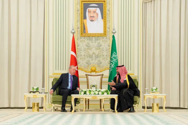 ولي العهد السعودي والرئيس التركي خلال مباحثاتهما الرسمية أمس (واس)