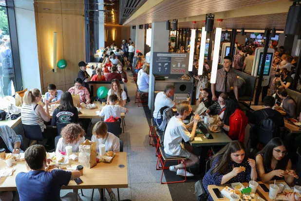 يزور الناس مطعم «فكسنو وتوتشكا» الجديد في موسكو (أرشيفية-رويترز)