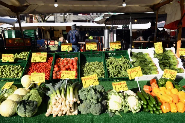 منظر عام لكشك خضراوات وفواكه بسوق أسبوعية في العاصمة الألمانية برلين (رويترز)