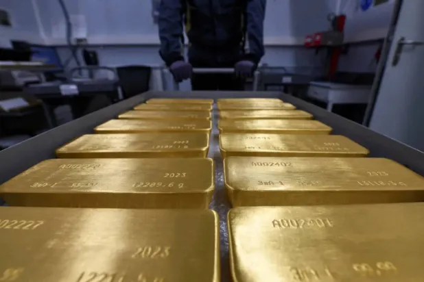 تخزن ألمانيا 1236 طناً من مخزون الذهب لديها في «الاحتياطي الفيدرالي الأميركي» بنيويورك (رويترز)