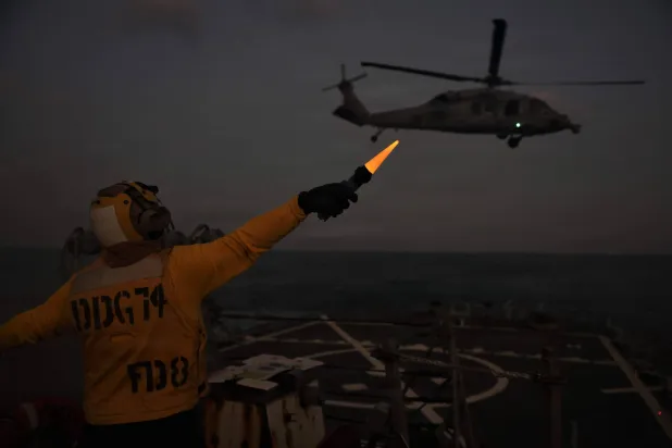 مروحية أميركية من طراز «بايف هوك إتش إتش 60 - ج» تستعد للهبوط على المدمرة «يو إس إس ماكفول» خلال عمليات طيران ليلية في الخليج العربي 30 يناير 2026 (البحرية الأميركية -أ.ف.ب)