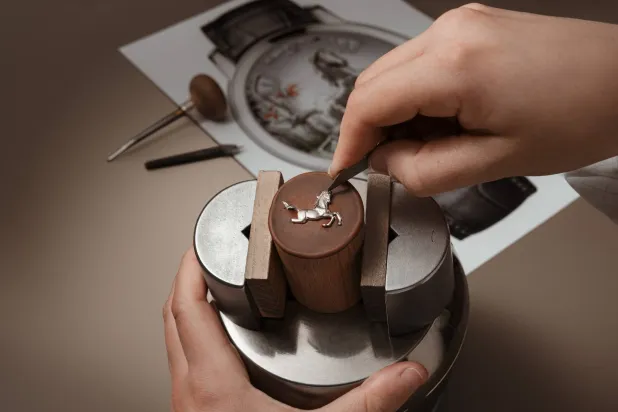 تجمع كل ساعة بين النقش اليدوي والرسم المصغّر ما يبرز التزام الدار بالحرفية الزخرفية (فاشرون كونستانتان)