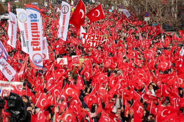 متظاهرون مؤيدون للمعارضة في مدينة تشوروم وسط البلاد في 1 فبراير الحالي يطالبون بالانتخابات المبكرة (حزب الشعب الجمهوري - إكس)