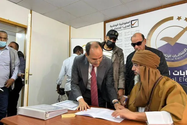 سيف الإسلام القذافي خلال تقديم أوراق ترشحه للانتخابات الرئاسية في سبها جنوب ليبيا عام 2021 (مفوضية الانتخابات)