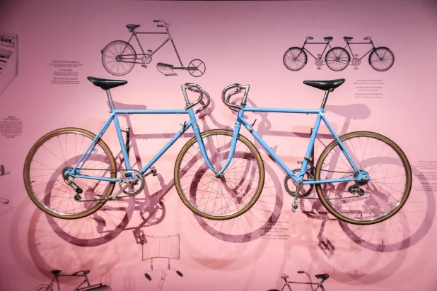 ثلاثة عجلات لدرّاجتين (دليل المعرض)