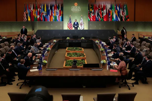 نائب الرئيس الأميركي خلال إلقائه كلمته في الاجتماع الوزاري الأول للمعادن الحيوية (أ.ف.ب)