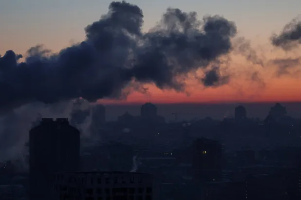 الدخان يتصاعد في كييف نتيجة الضربات الروسية ليل الثلاثاء (رويترز)