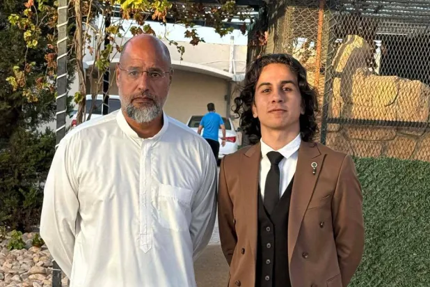 آخر ظهور لسيف الإسلام القذافي رفقة ناشط سياسي من أقاربه بالزنتان في ديسمبر الماضي (صفحة الناشط الليبي أحمد القذافي)