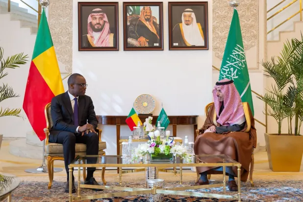 الأمير فيصل بن فرحان خلال استقباله الوزير أوشلجون أجادي بكاري في الرياض (واس)