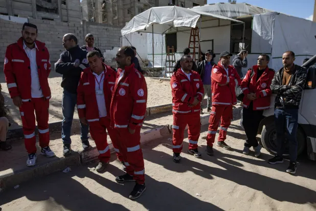 فريق من الهلال الأحمر الفلسطيني ينعي المسعف حسين السميري داخل مستشفى ناصر إثر غارة جوية إسرائيلية استهدفت مخيماً للنازحين (إ.ب.أ)
